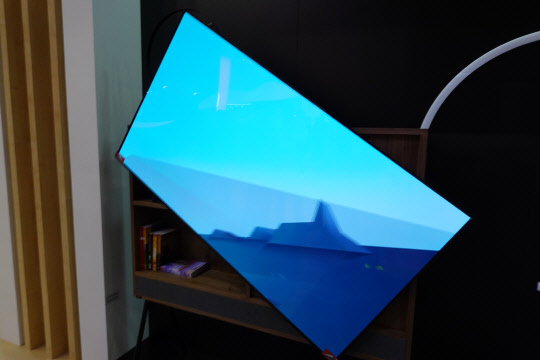 8일(현지시간) 독일 베를린에서 열린 IFA 2019 전시장에서 중국 가전업체인 창홍이 삼성전자의 '더 세로'와 LG전자의 'LG 오브제 TV'의 기능을 합성한 제품을 선보이고 있다.